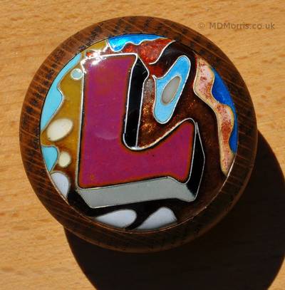 Cloisonné letter L graffiti art, top view